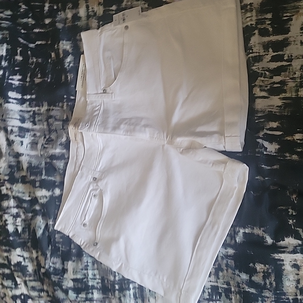 White gap shorts